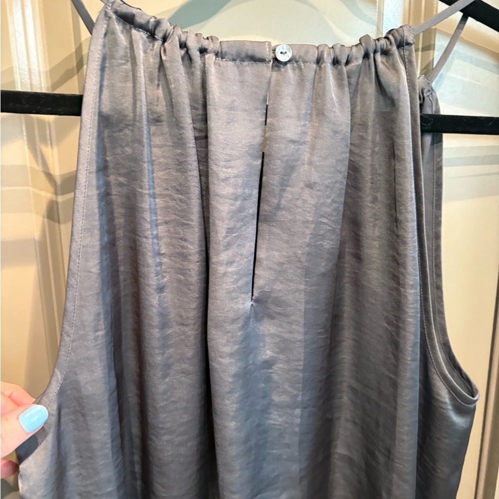 💙Elegant Olive Satin top with Intricate Detail - Picture 4 of 4